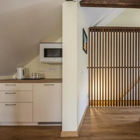 Elegancija, Vasario 16-osios Gatve 4 *